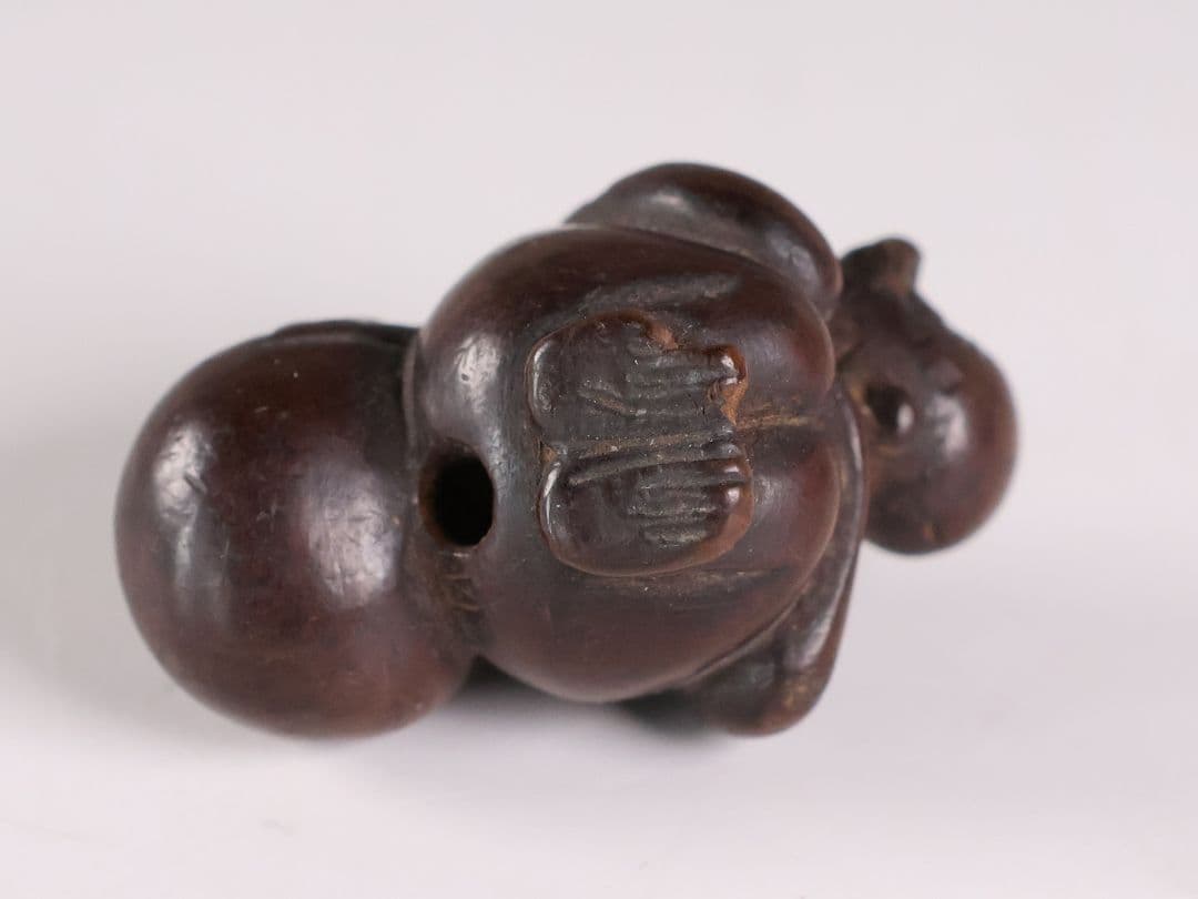 時代 堤物 猿と茄子 木彫 根付 木製【MB176】