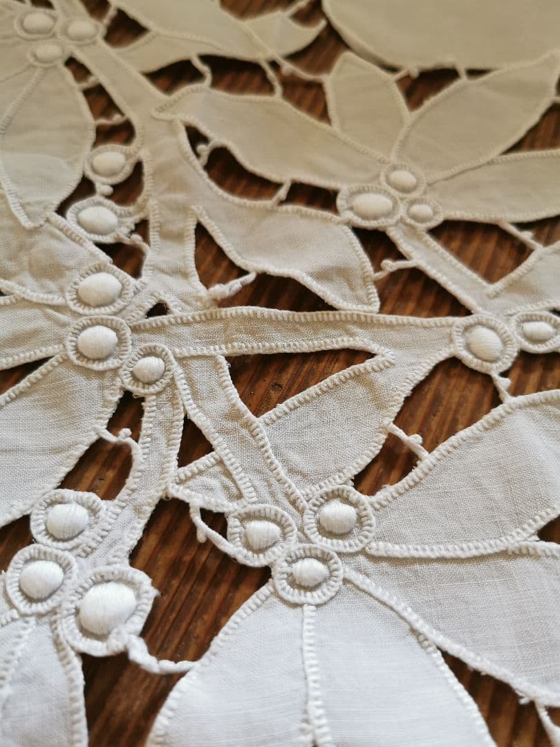アンティークイタリア 宿り木 オープンカットワーク刺繍 美しい手織りリネンクロス