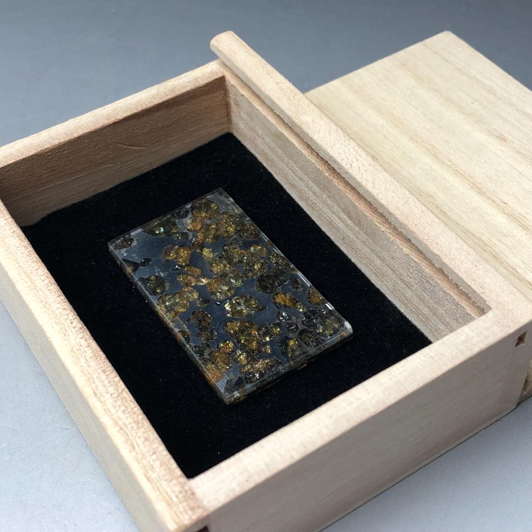 エ*７様 パラサイト隕石 隕石　石鉄隕石　セリコ隕石 美品　重さ約12ｇ　共箱