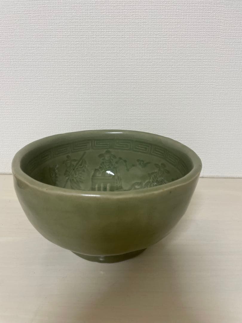 緑色 陶器製茶碗 彫刻模様