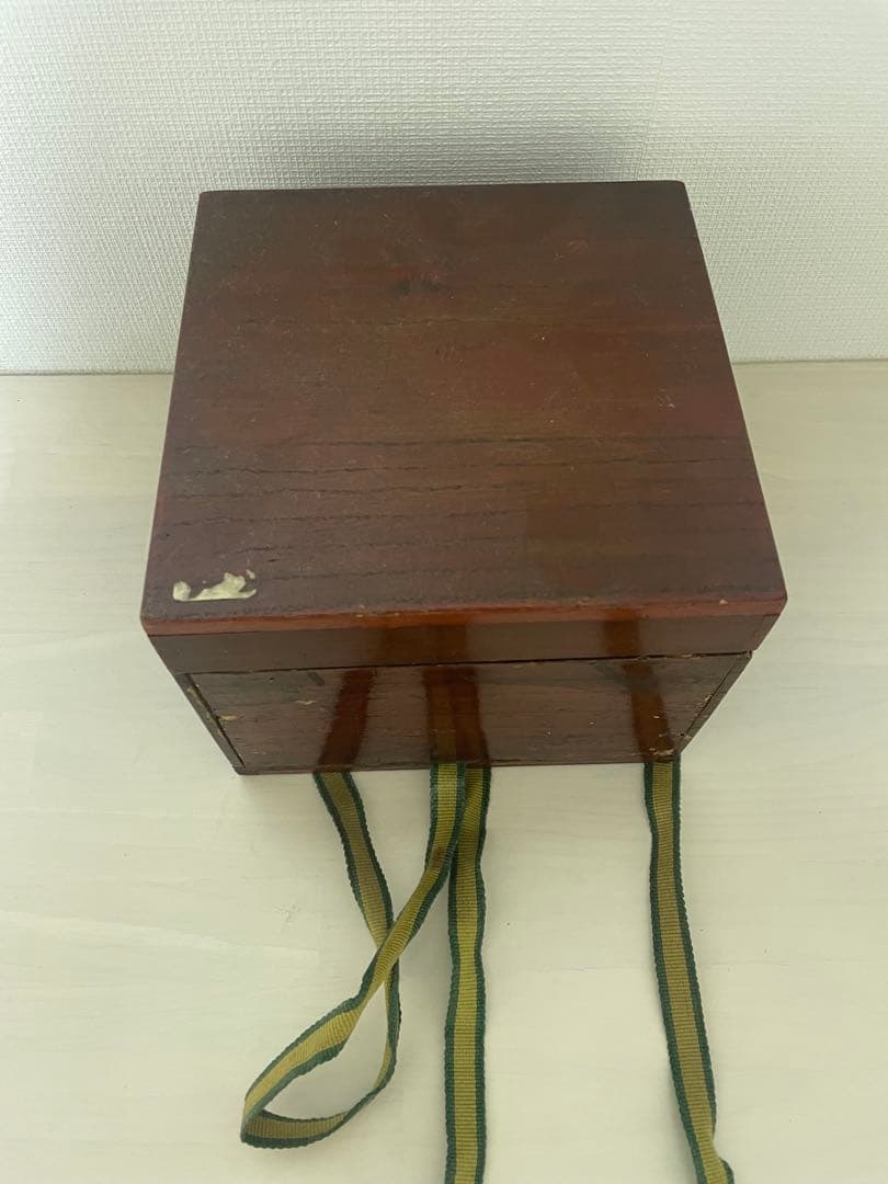 緑色 陶器製茶碗 彫刻模様