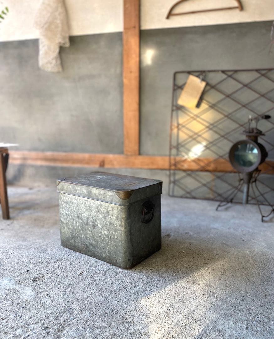 古道具  戦前 金具が珍しいブリキ缶