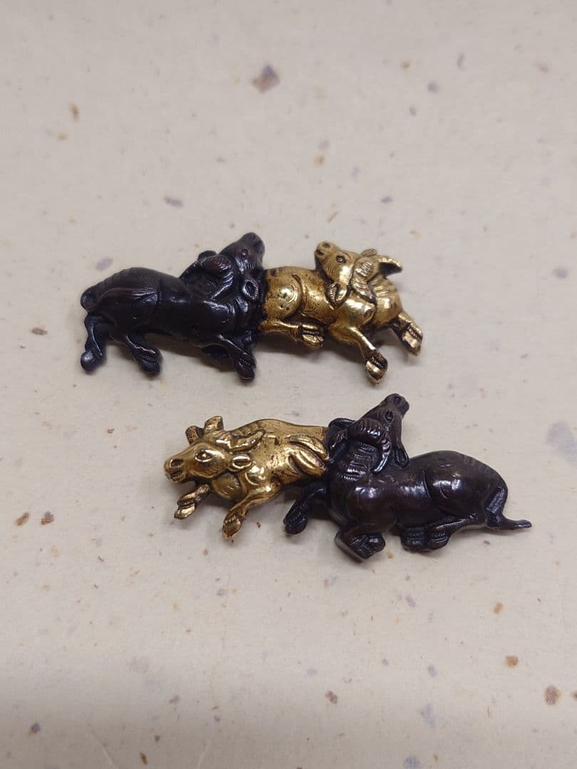 目貫、赤銅地に水牛二匹図