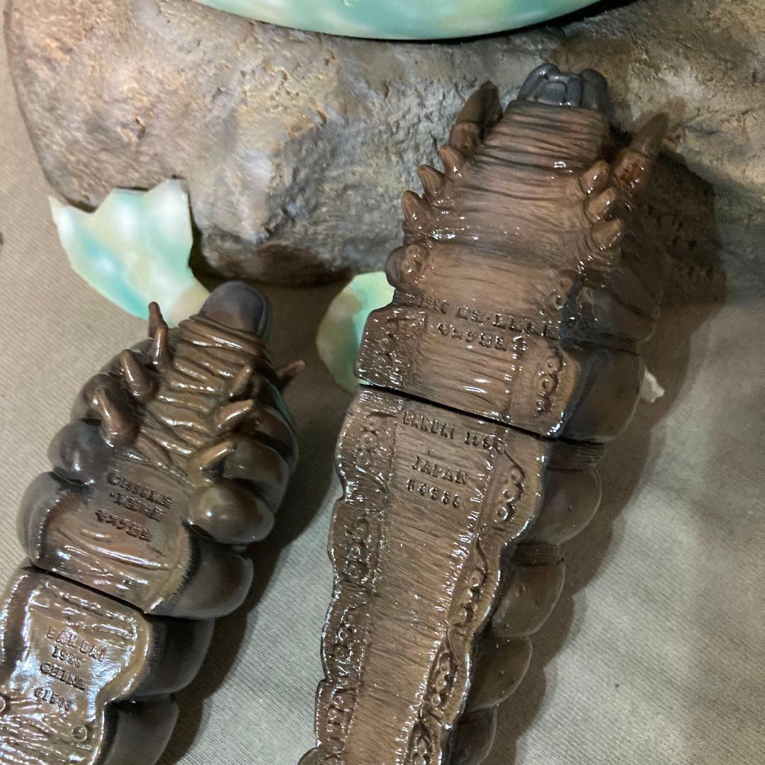 モスラ幼虫2体、卵、卵のかけら付き、卵の台座岩石のセット　カスタム品