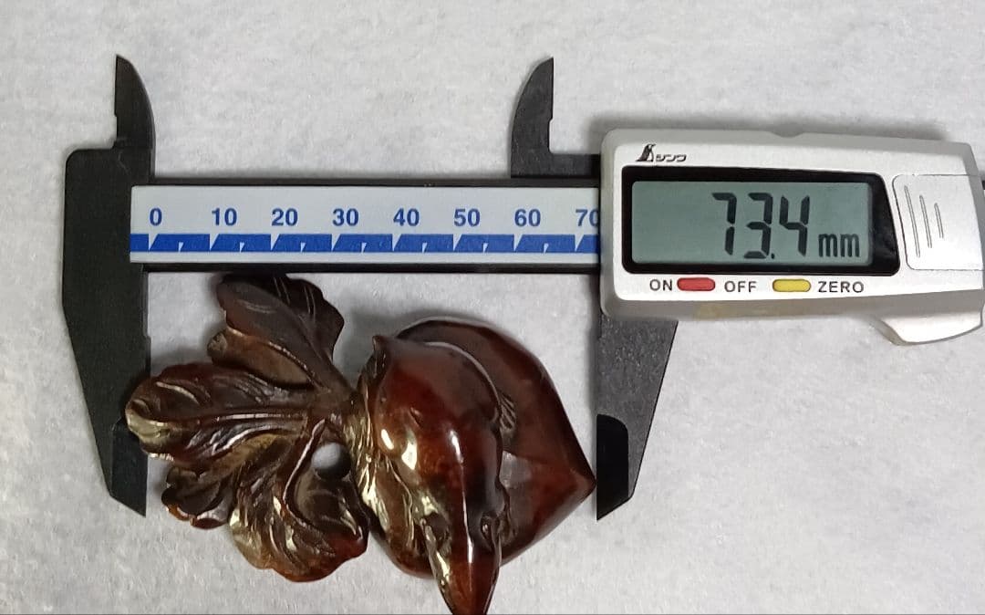 道楽齋 在銘 根付「蕪とねずみ 図」 柘植彫