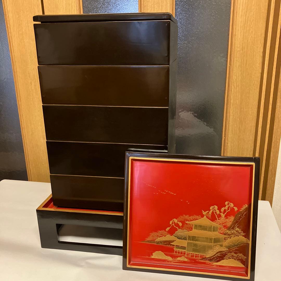 金縁黒内朱塗りのハ寸五段重箱と蓋二枚／金縁黒内朱塗りの重臺（じゅうだい）一個