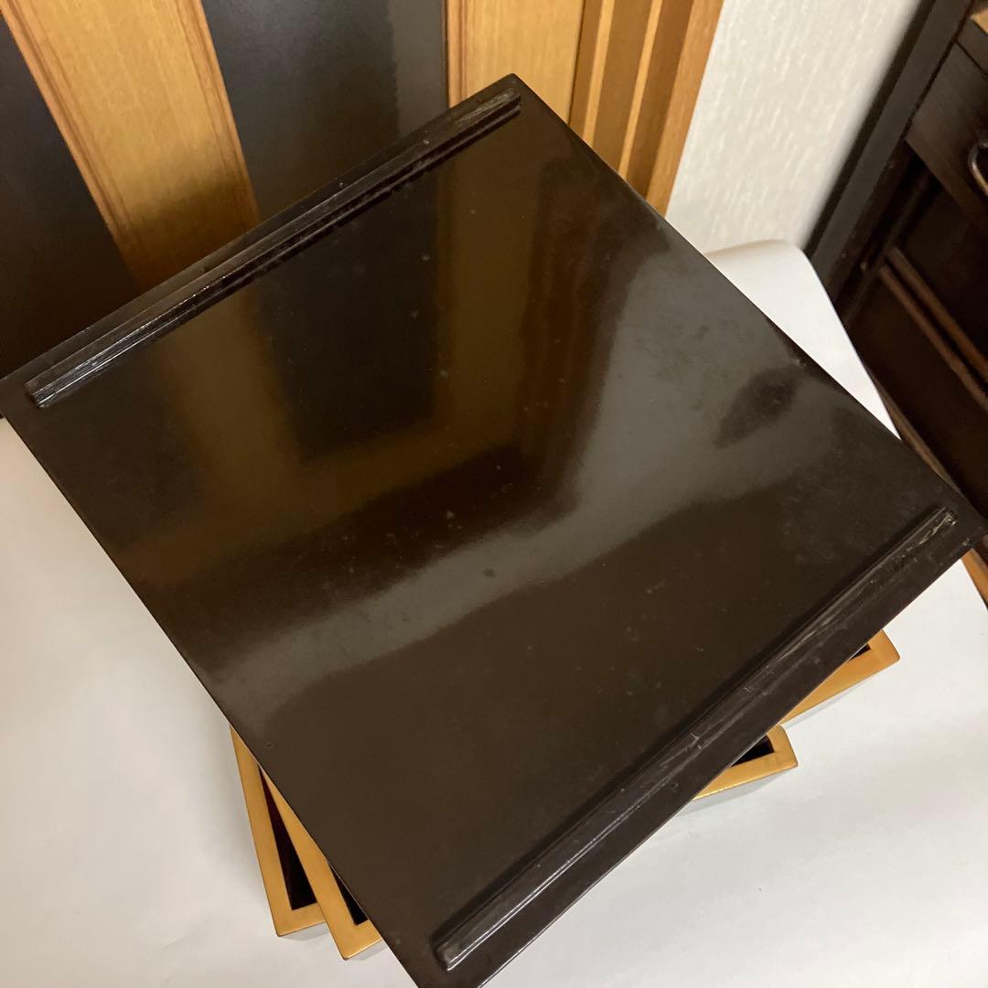 金縁黒内朱塗りのハ寸五段重箱と蓋二枚／金縁黒内朱塗りの重臺（じゅうだい）一個