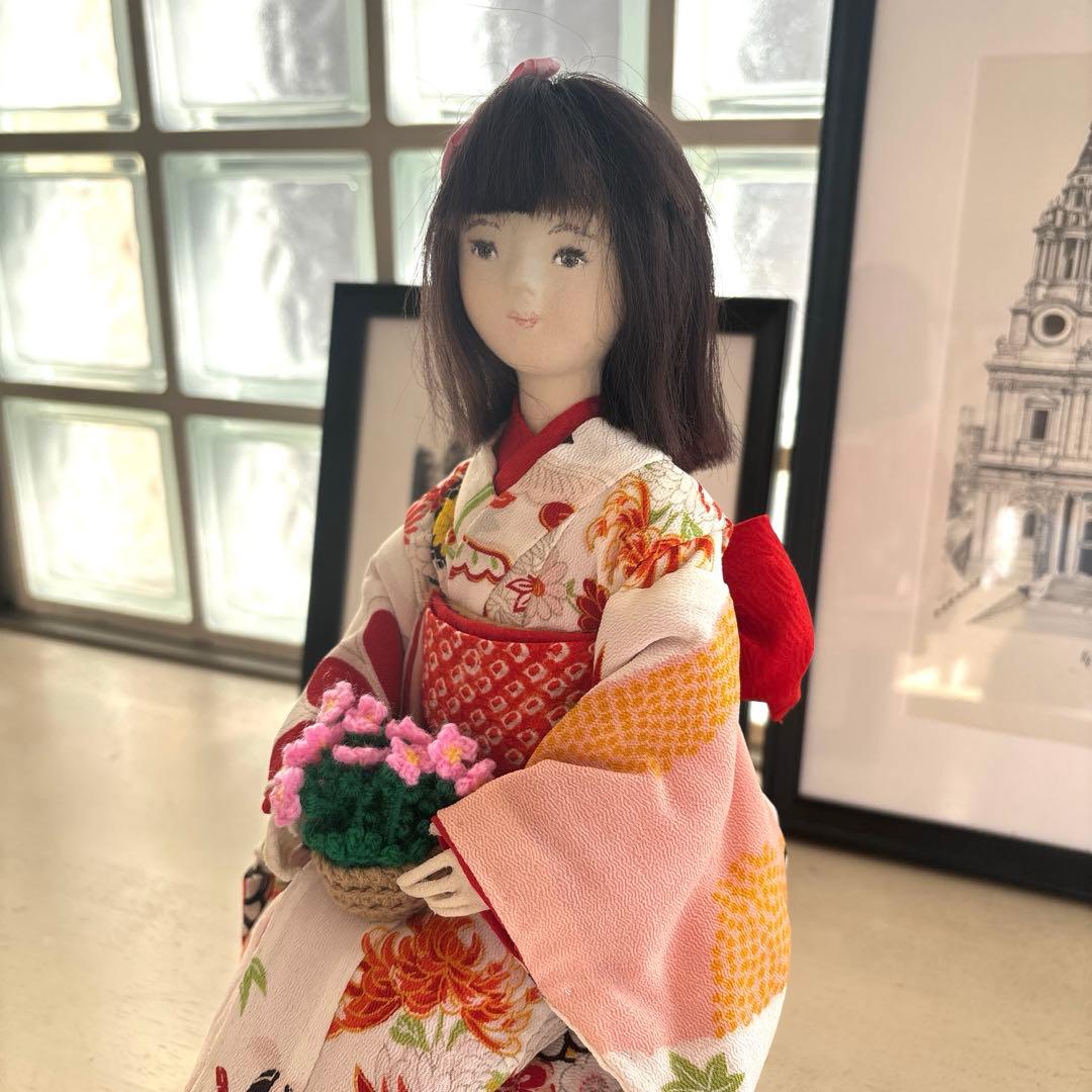 ㉑和服を着た人形 花のバスケット付き