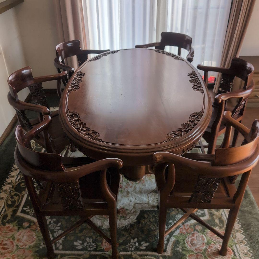 木製楕円形テーブルと6脚の椅子.引き出し棚