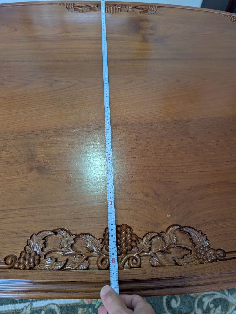 木製楕円形テーブルと6脚の椅子.引き出し棚