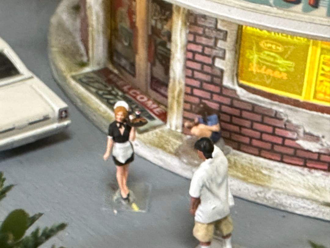 ハンドメイドジオラマ　 アメリカンダイナー 1/６４ミニカー7台＆フィギュア付き