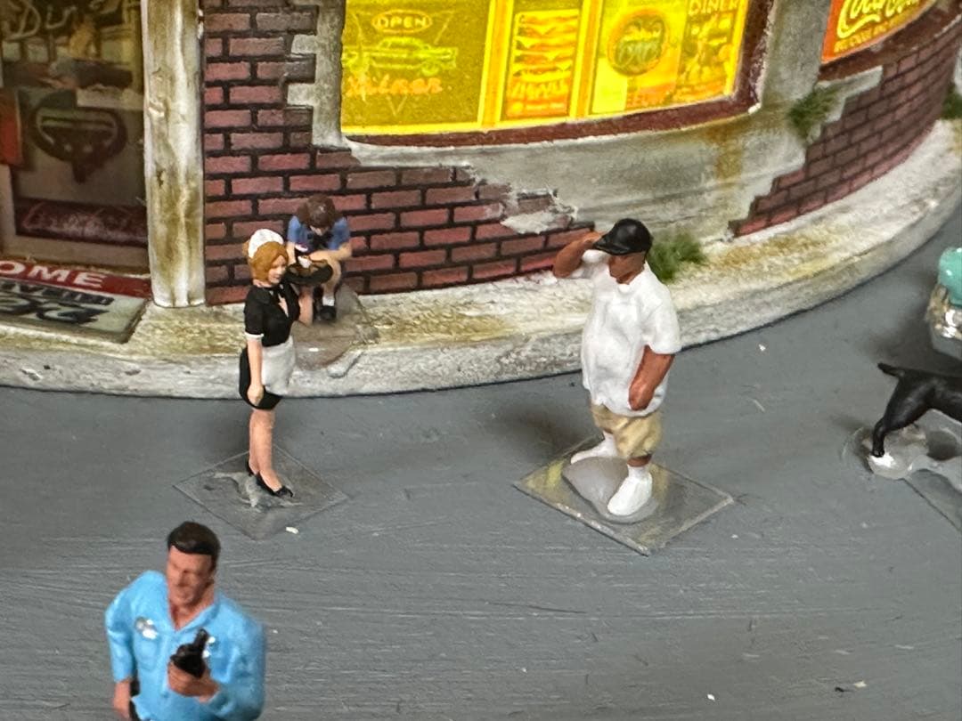 ハンドメイドジオラマ　 アメリカンダイナー 1/６４ミニカー7台＆フィギュア付き