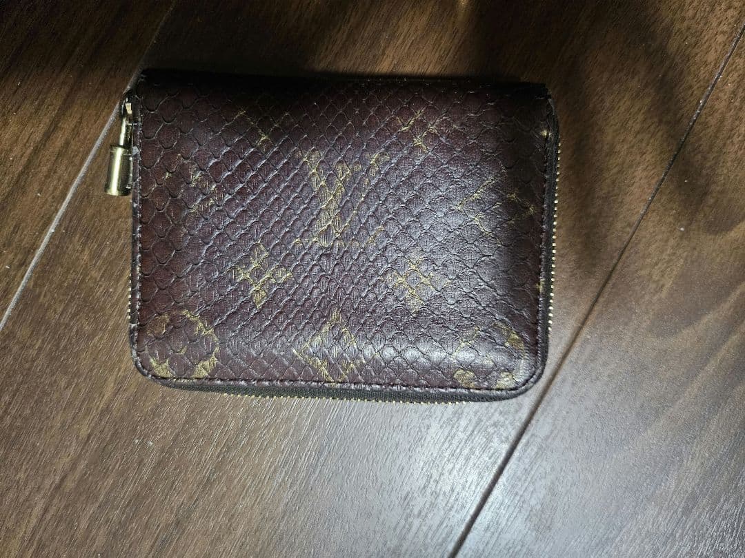 Louis Vuitton　ジッピー　パース　パイソン