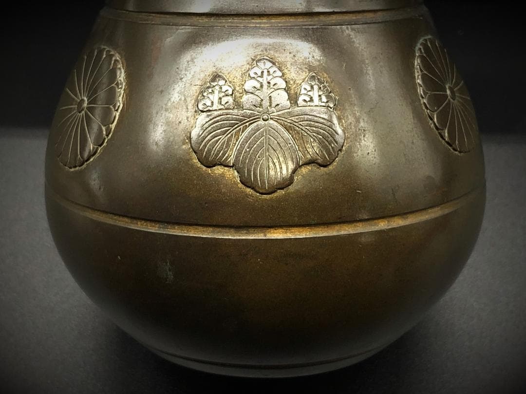 【 皇室献上茶道具 】 杓立　十六弁八重表菊・五七桐文　高肉手彫り