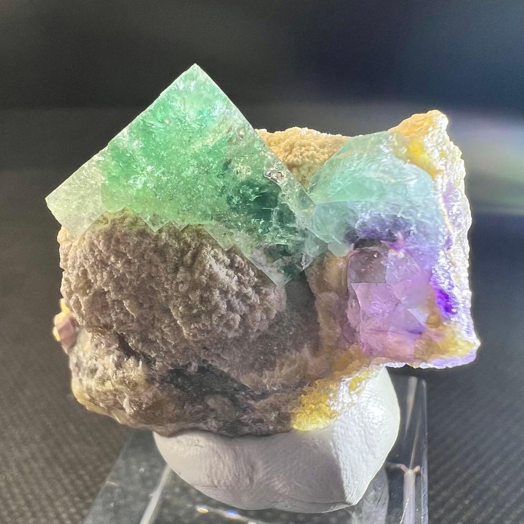 ヤオガンシャン産　バイカラーフローライト　細やかなクラック入り結晶