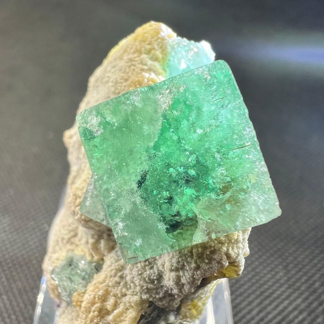 ヤオガンシャン産　バイカラーフローライト　細やかなクラック入り結晶