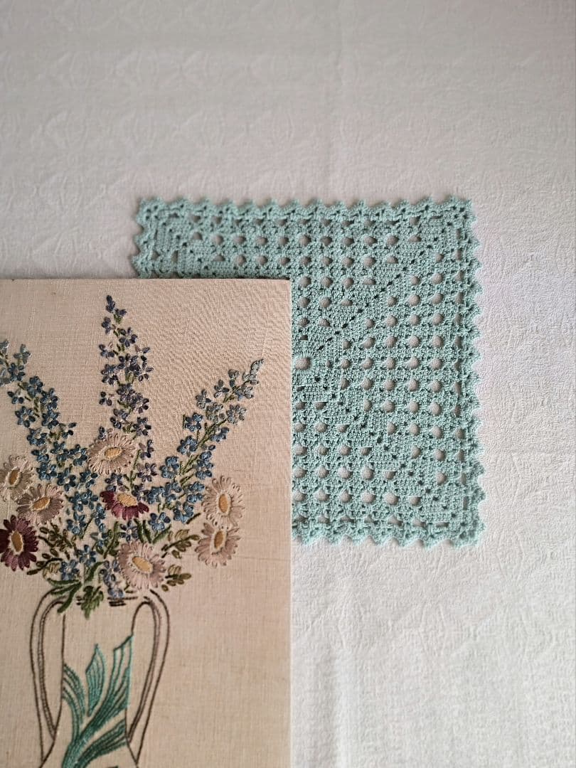 【ライラックさま】vintage picture ❀お花とフラワーベースの刺繍絵