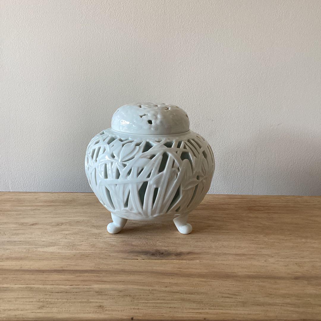 蘭透香爐　白磁の香炉　透かし彫り　三足　菖蒲　有田焼　深川製磁