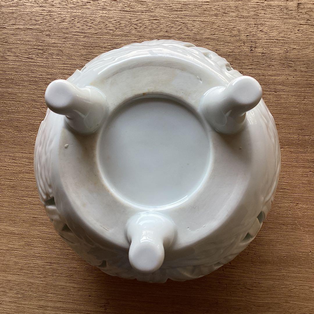 蘭透香爐　白磁の香炉　透かし彫り　三足　菖蒲　有田焼　深川製磁