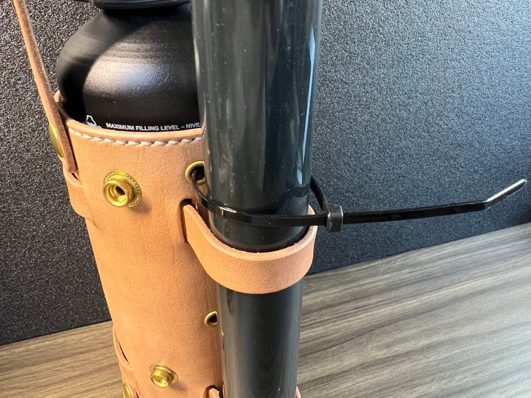 昭南皮革製　フューエルボトルホルダー　バイク　ガソリン携行缶　燃料タンク　携行缶