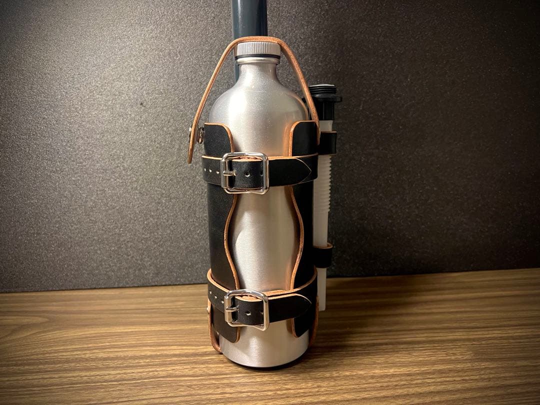 昭南皮革製　フューエルボトルホルダー　バイク　ガソリン携行缶　燃料タンク　携行缶