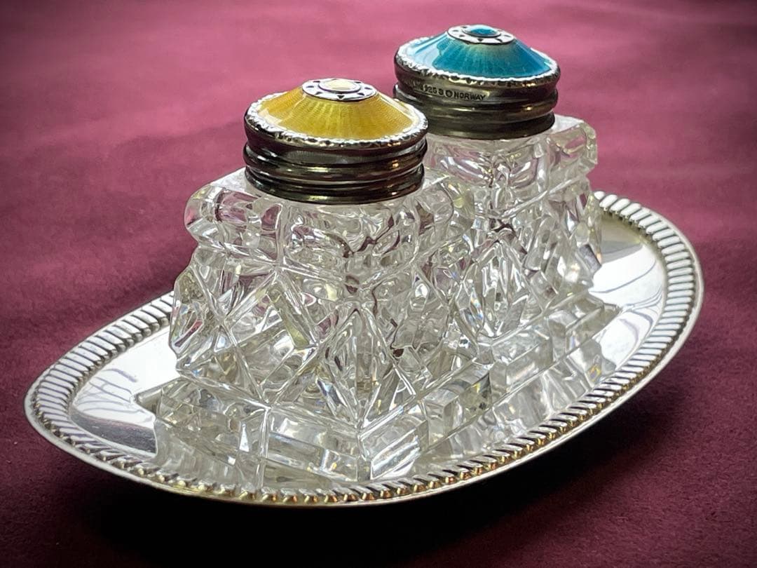 Hroar Prydz シルバーとギロシェエナメルガラス製ソルト&ペーパーポット