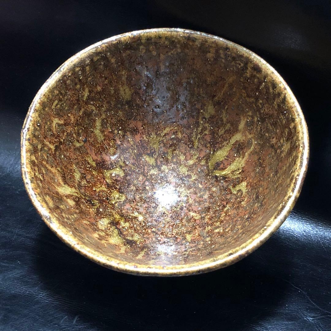 究極の美◆蔵から美しいマダラの荒々しい釉薬のかけられた抹茶茶碗が出て来ました。
