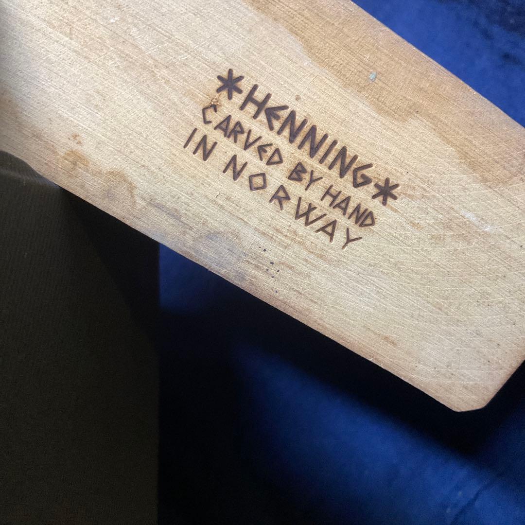 ノルウェーの彫刻家　貴重なへニング・エンゲルセンの木彫です。珍しいものです