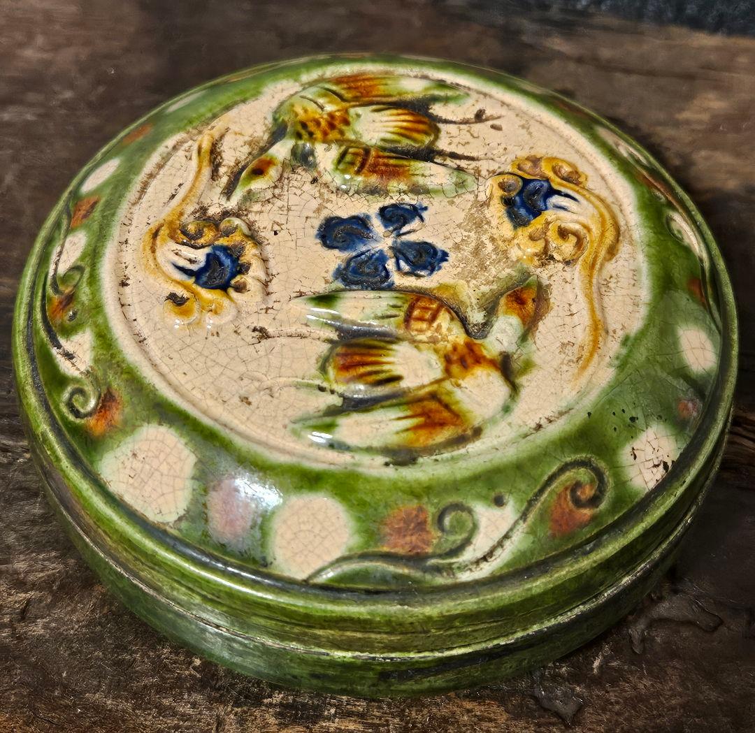 中国古美術　中国古陶磁器　中国古玩　明代　緑交趾　三彩　陽刻浮彫　鳳凰図　香合