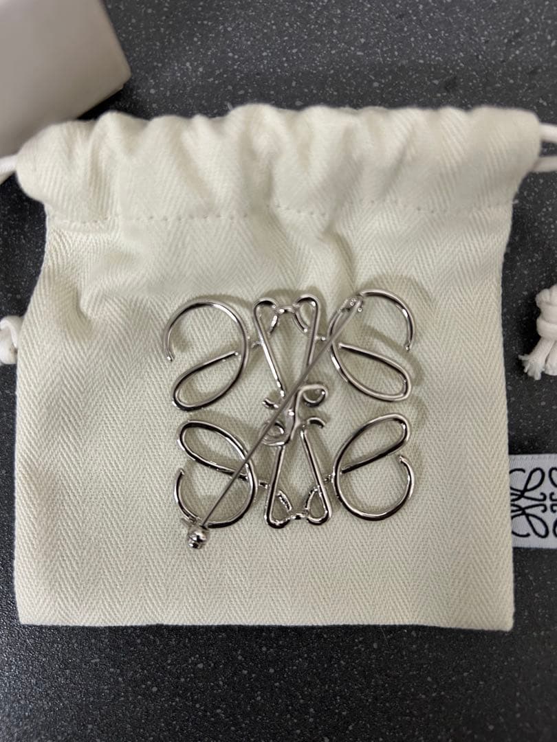 【極美品】LOEWE ロエベ　シルバー ロゴブローチ