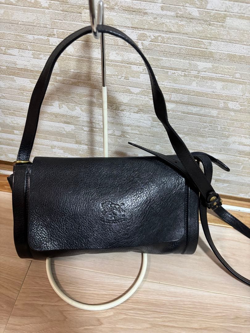 現行　美品　イルビゾンテ　ショルダー　レザー　フラップ 黒　クロスボディバッグ