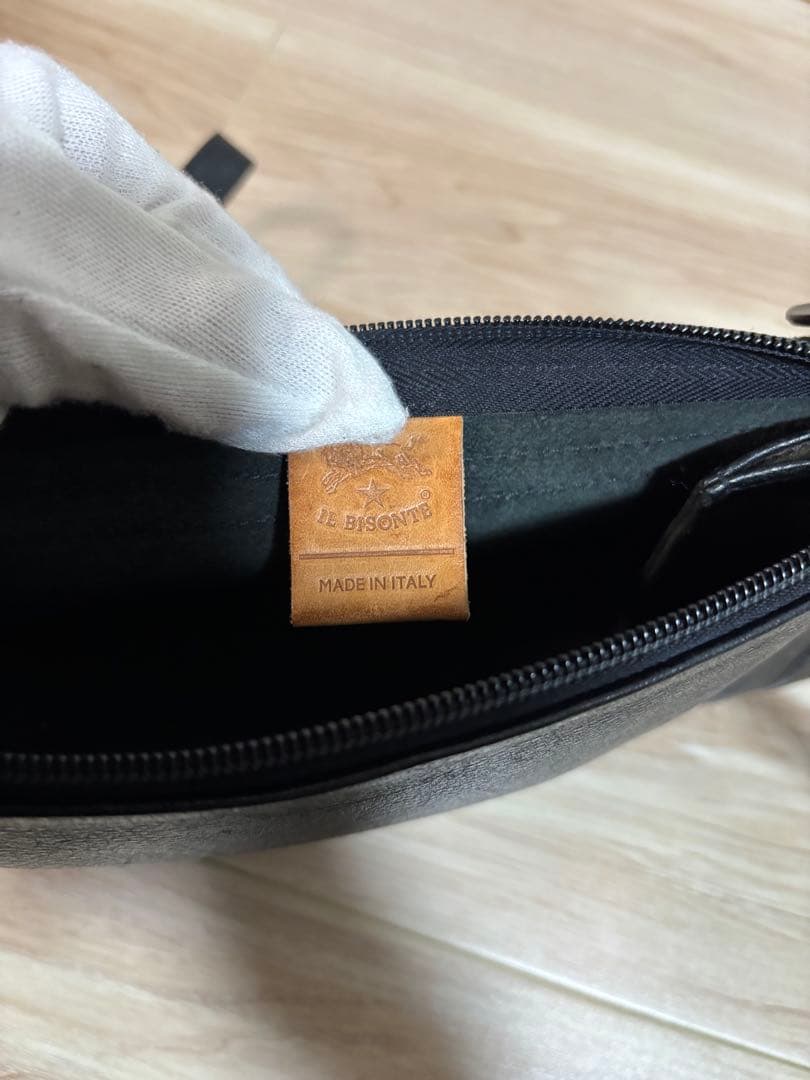 現行　美品　イルビゾンテ　ショルダー　レザー　フラップ 黒　クロスボディバッグ