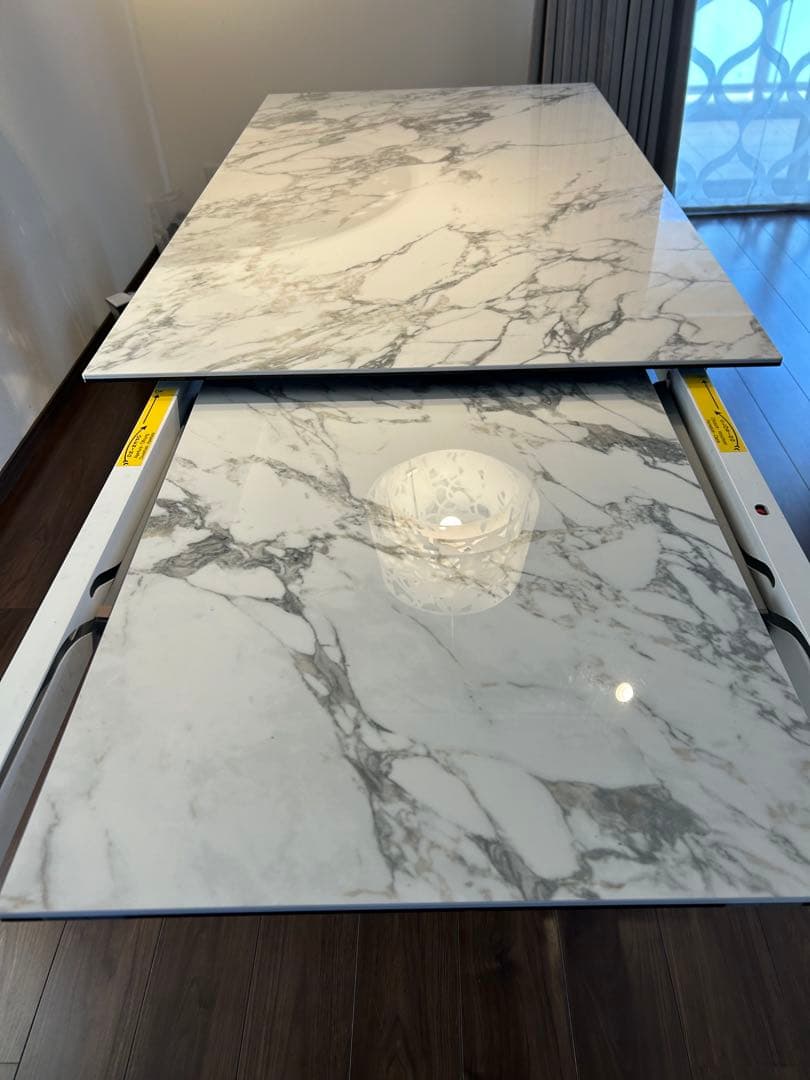 カリガリス　デルタ　伸縮式ダイニングテーブル