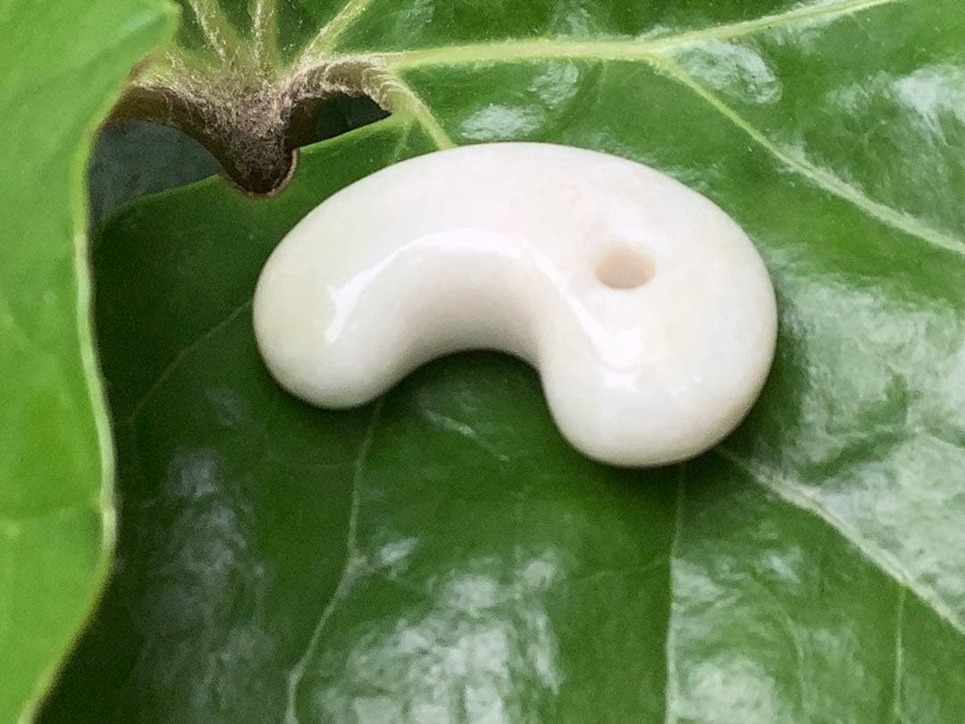 ✳白*混じり無し単色　糸魚川翡翠勾玉　本物ジェダイト　鑑別付　吉祥開運お守りに‼️