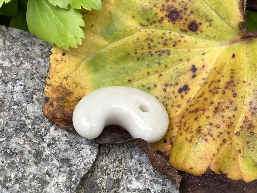 ✳白*混じり無し単色　糸魚川翡翠勾玉　本物ジェダイト　鑑別付　吉祥開運お守りに‼️