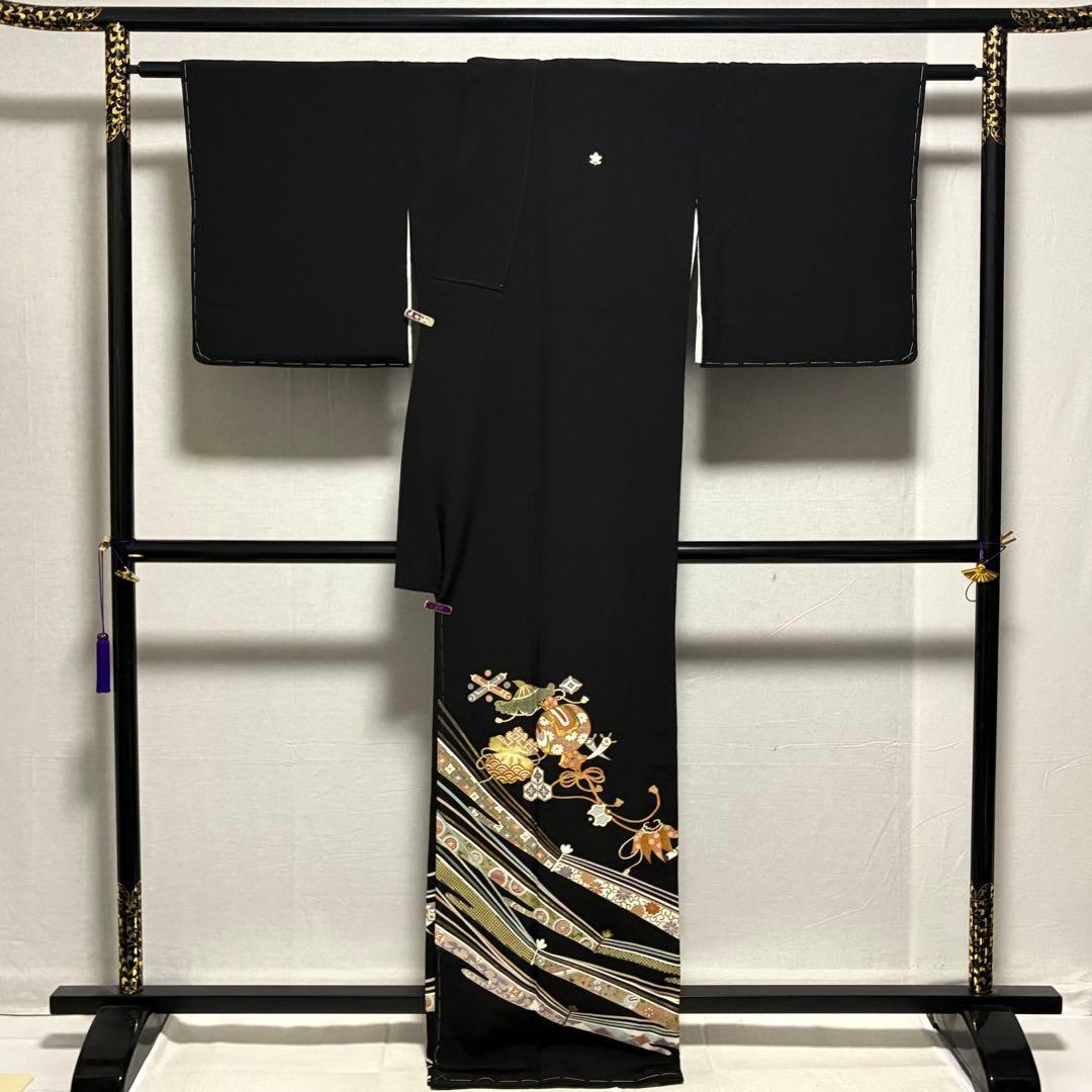 D70黒留袖 宝尽くし 金駒刺繍 菊唐花 正絹着物 袷 しつけ糸付き未使用極美品