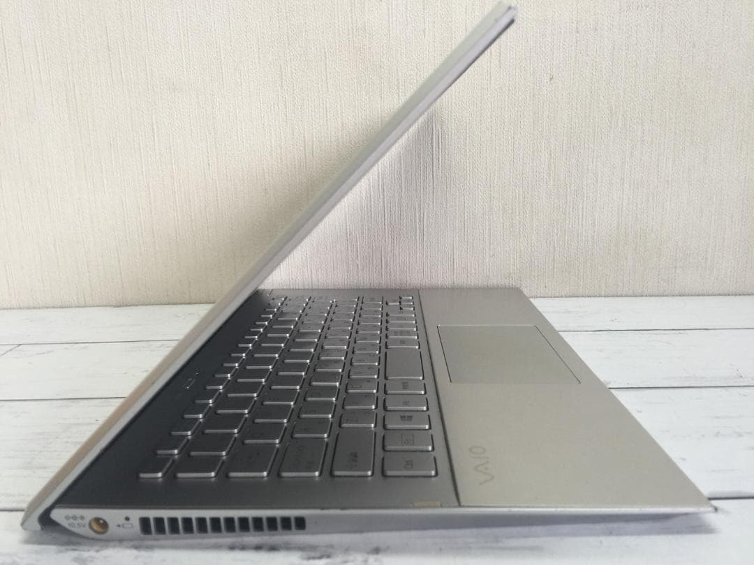 SONY SVP112 11.6型フルHD 重量:870g/薄さ:13.2mm