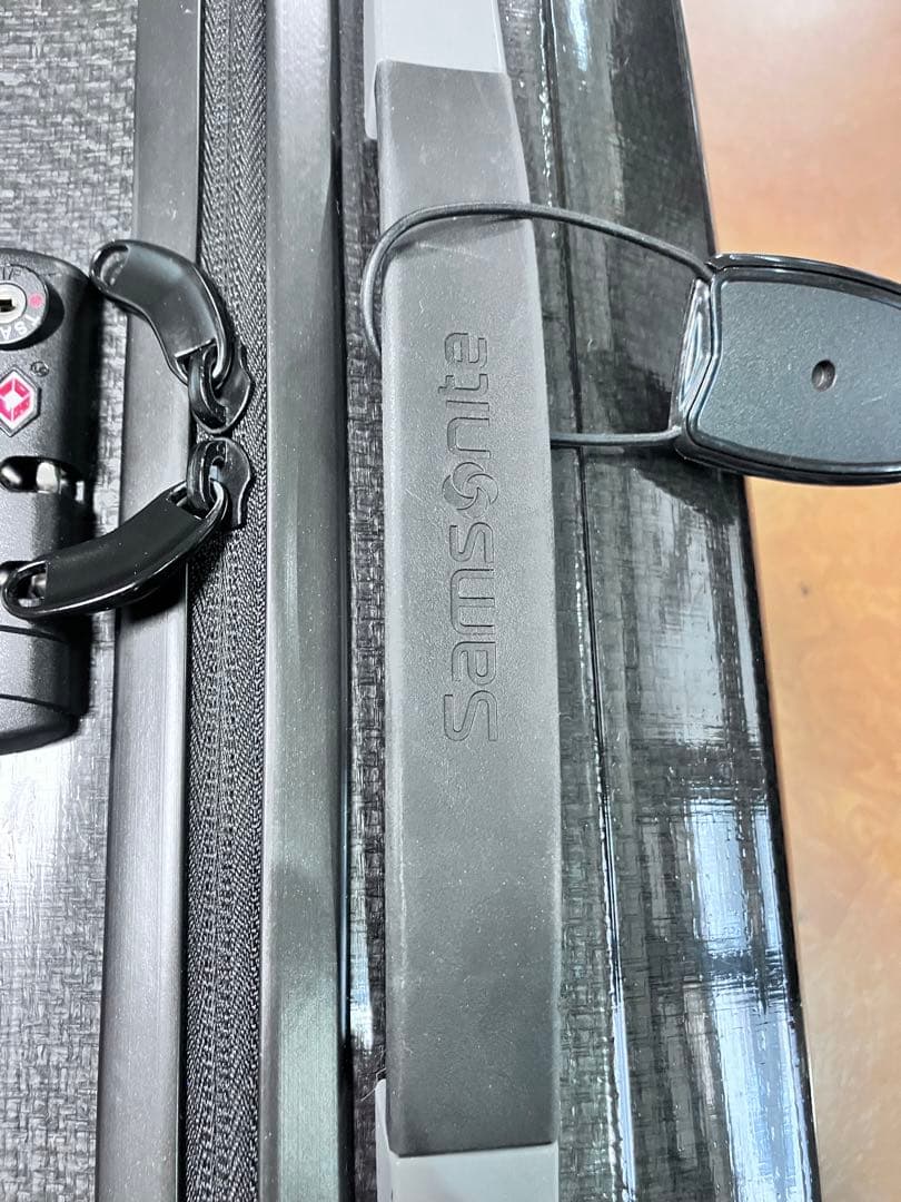 サムソナイト:クロノライト、約38L、超軽量、約1.96kg、機内持込可、