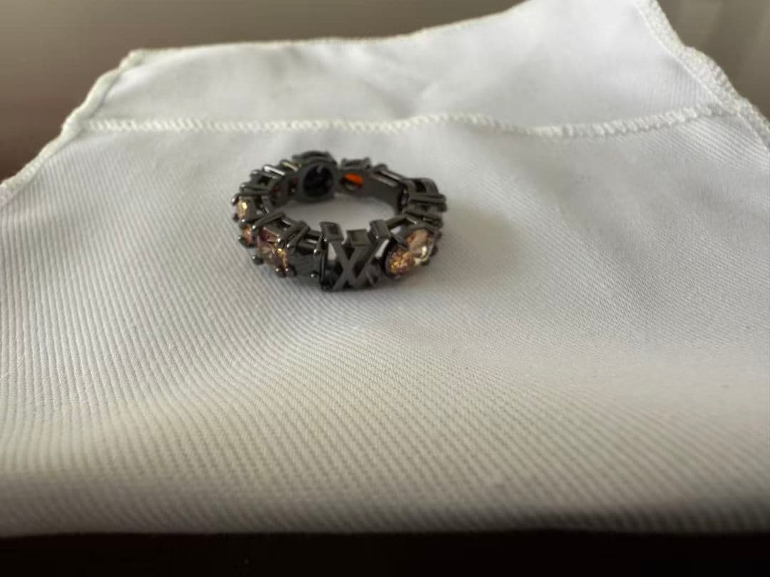 LOUIS VUITTONブラックメタルリング ストーン付き 新品同様