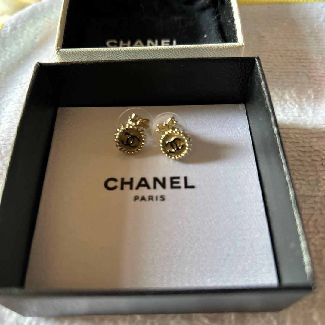 CHANEL シャネル　リボンロゴ入りゴールドピアス