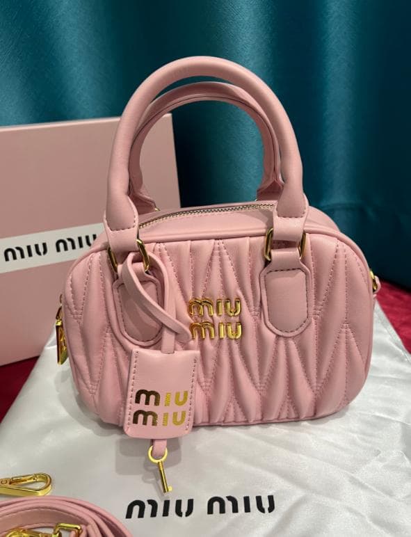 極美品 ピンク ショルダーパッグ