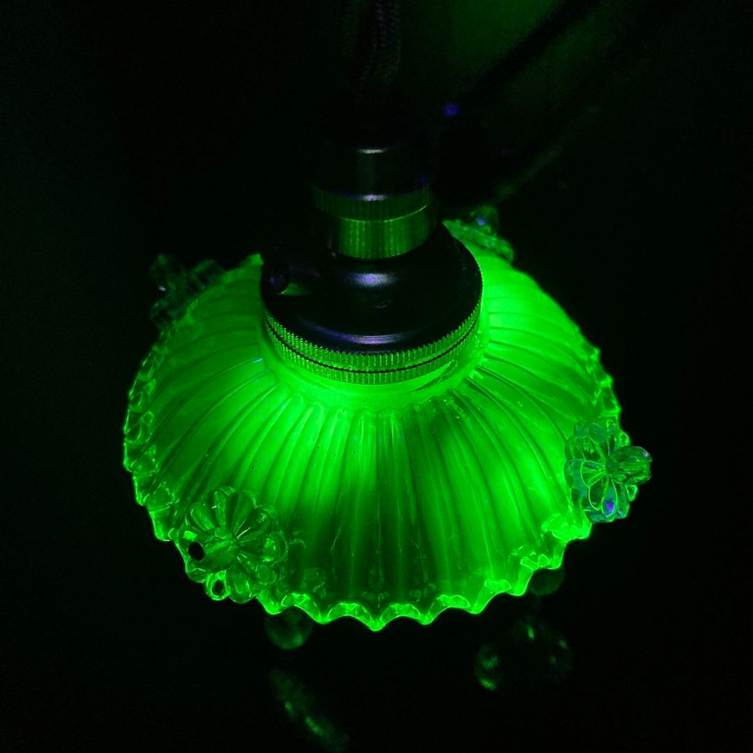 ミニシャンデリア　１９世紀　ウランガラス　フランス　超ミニシェード