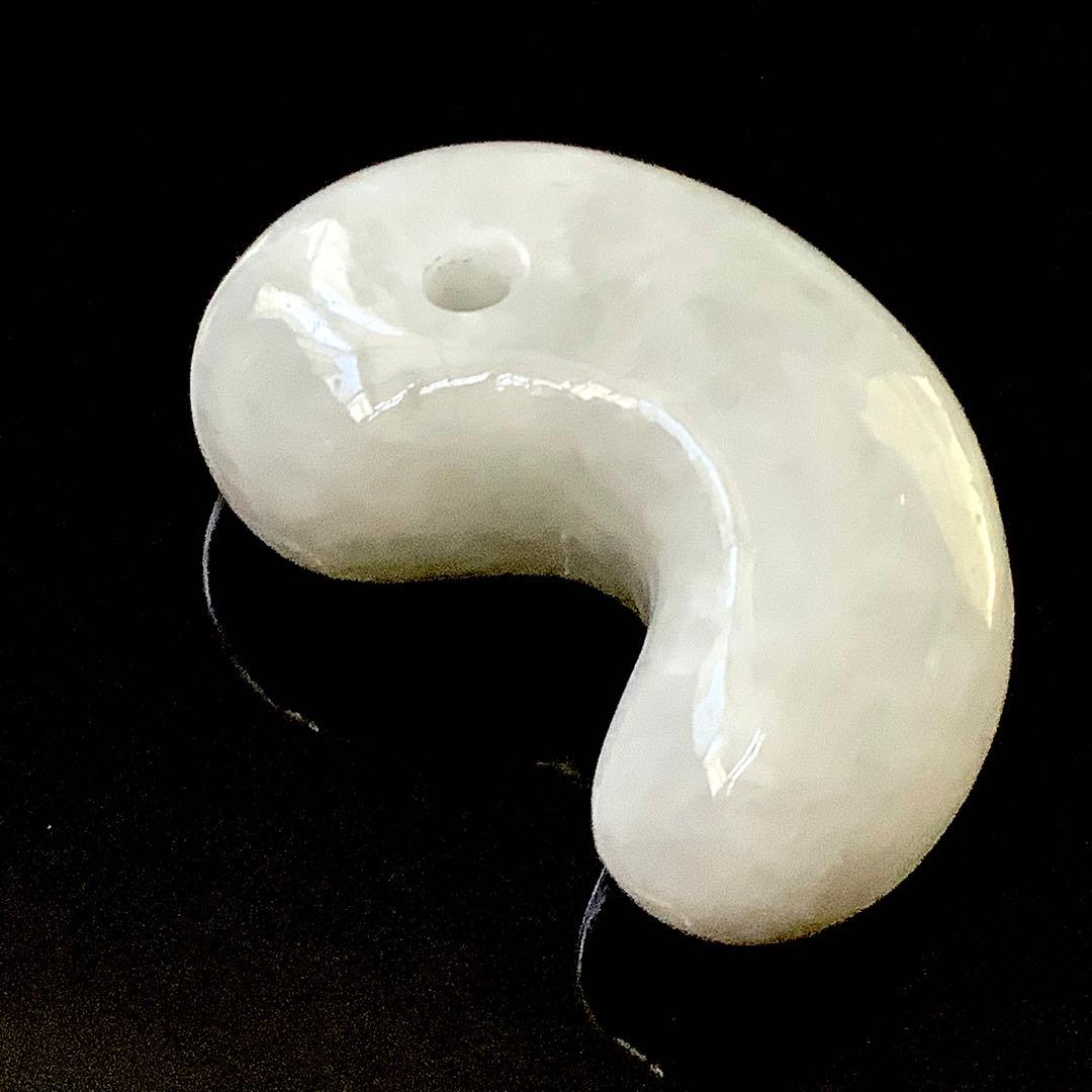 ✳️糸魚川翡翠勾玉の最高峰　アイスジェード‼️ 本物の肌目を　縁起物　鑑定鑑別…