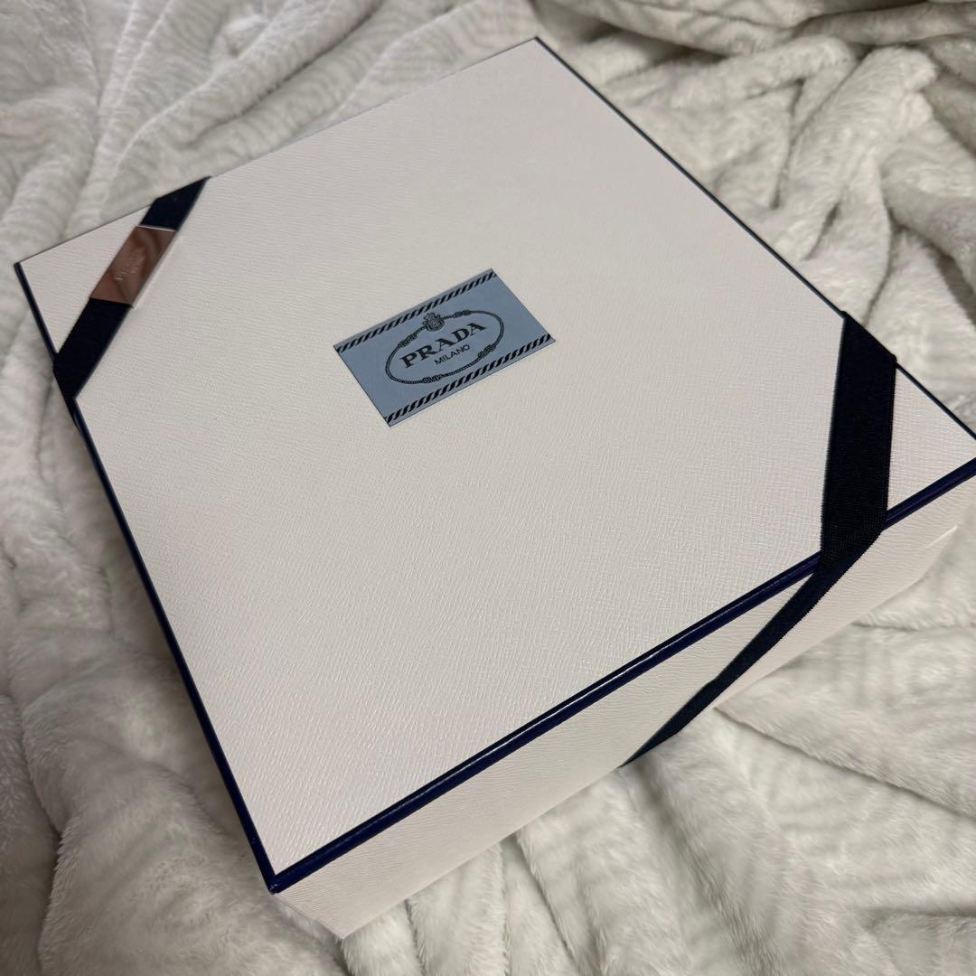 PRADA レッド ナイロン 犬服 フード付き PRADA正規品 Mサイズ