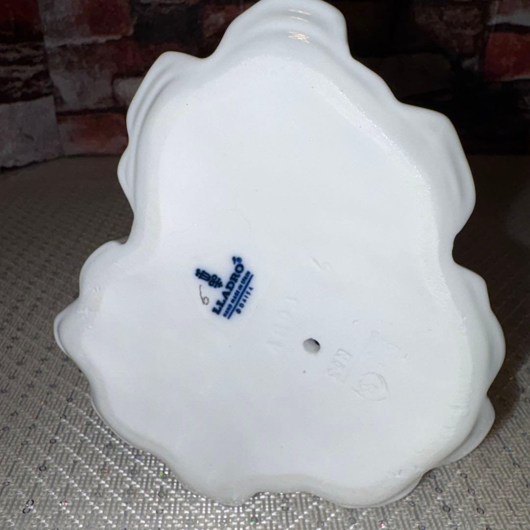 リヤドロ　犬を抱く貴婦人