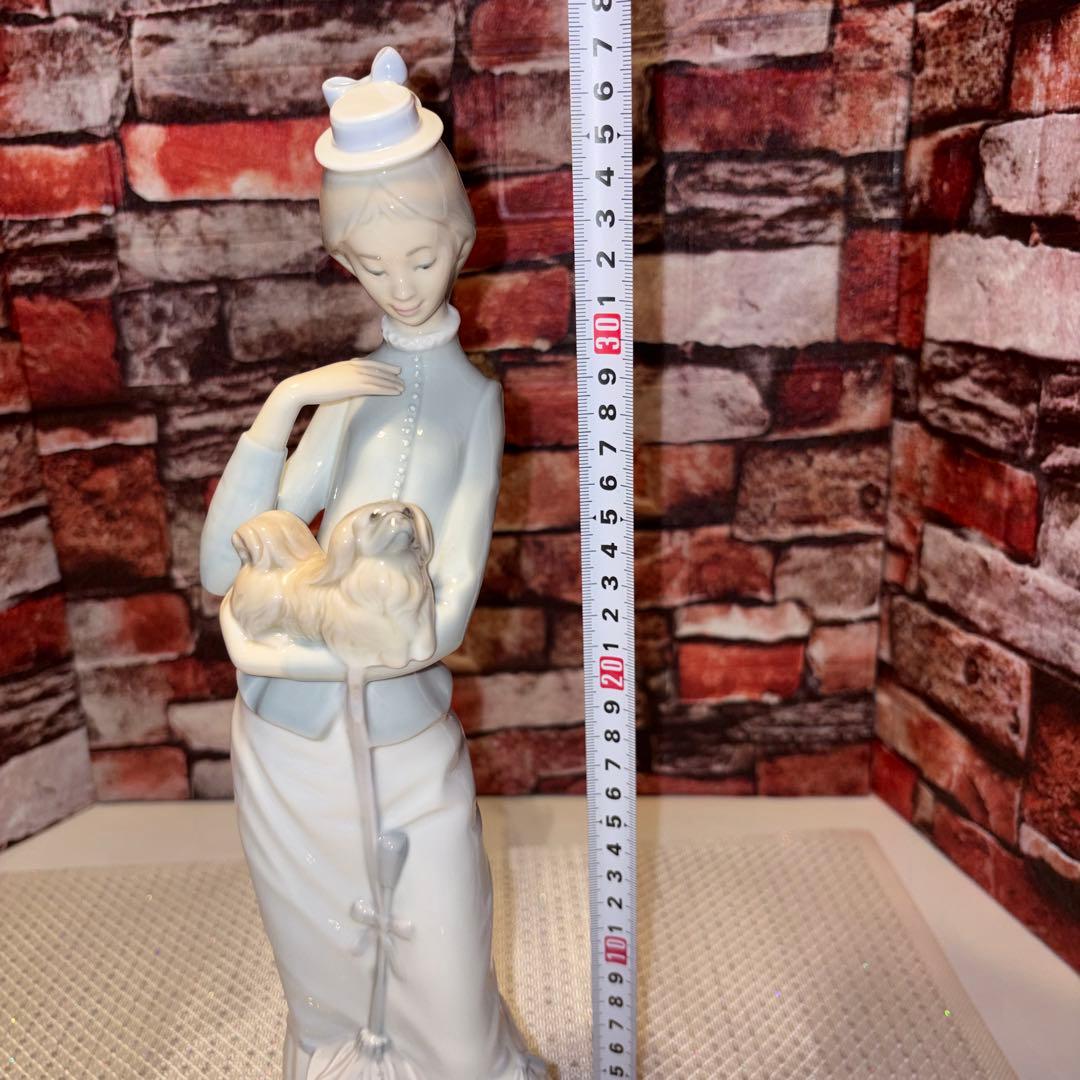 リヤドロ　犬を抱く貴婦人