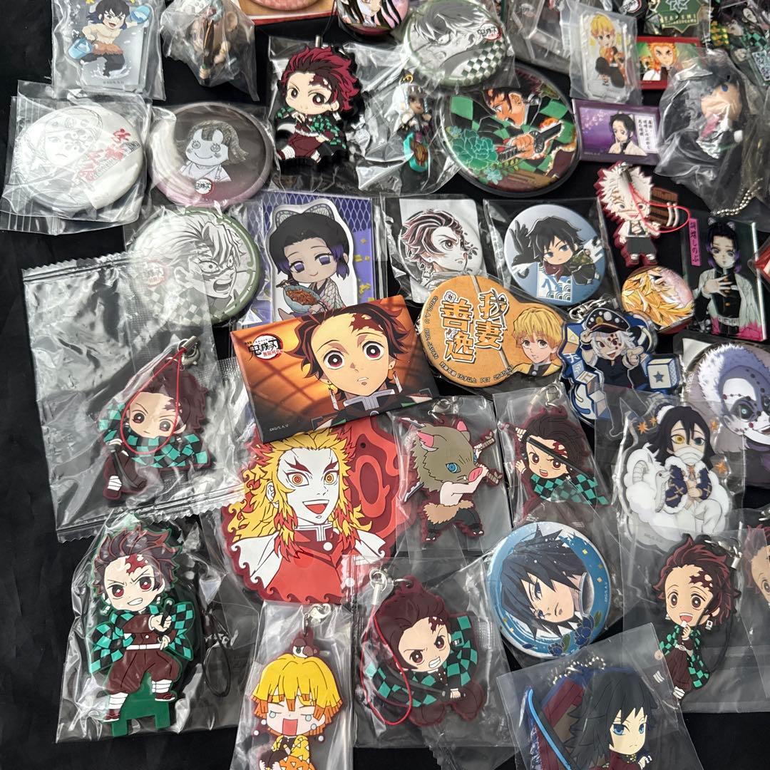 鬼滅の刃　缶バッジ　ラバスト　アクリルスタンド等　約150点大量まとめ売り