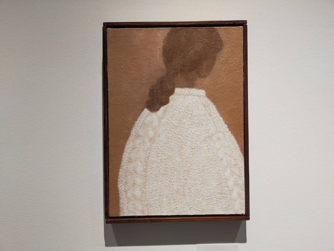 額付き油彩画　ローゲージの白ニットを着ている女の子