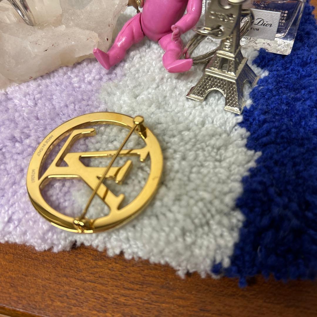 Louis Vuitton ロゴブローチ　ヴィトン