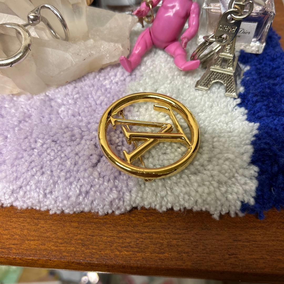 Louis Vuitton ロゴブローチ　ヴィトン